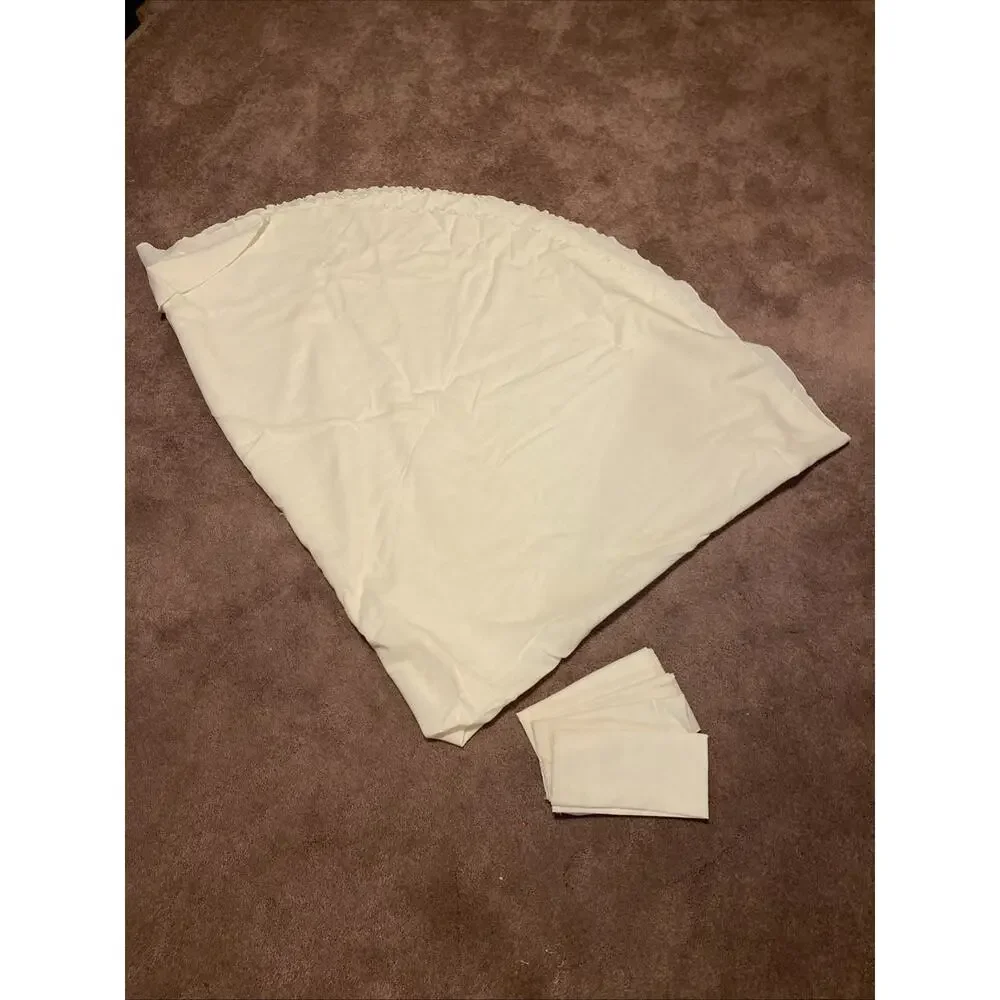 Leacock & Co. Rectangular Tablecloth 65” x 88” With 4 Napkins Scalloped Edges